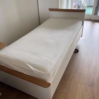 Elektrisch bed met twee nachtkastjes