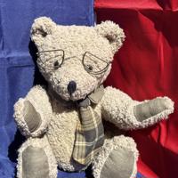 Beer knuffel met metalen bril en stropdas 