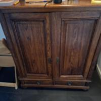 Oude houten kast