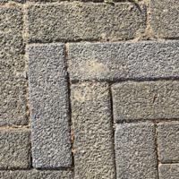 Gratis af te halen: 30m2 gebruikte betonnen klinkers
