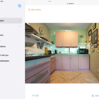 Keuken met inductie kookplaat en bovenkasten