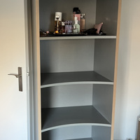 Lichtgrijze houten kast