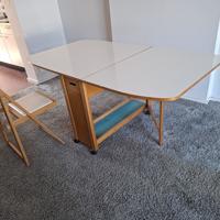 tafel uit/inklapbaar aan beide kanten 170x85 met 4 klapstoelen