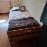 Eenpersoonsbed met verlichting op hoeken, incl matras