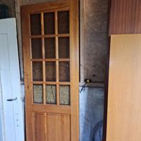 Eiken binnendeuren en kastdeuren met roedeverdeling en glas.