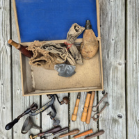 Antiek herlaad gereedschap met accessoires 