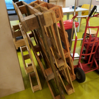 Vijf houten pallets