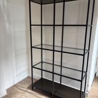 Nette open kast met glazen planken