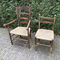 Twee stoelen met rieten zitting