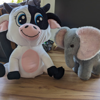 2 knuffels (koe en olifant)