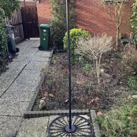 Standaard met voedersilo+kooi, bakjes voor voer, hanger voor vetblok