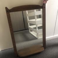 Grote spiegel met houten rand