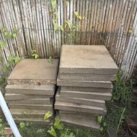 Ongeveer 75 stoeptegels 