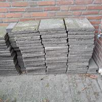 80 st trottoirtegel grijs 30x30x5. 