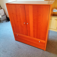 Mooie bruine kast met twee deuren en diepe lade