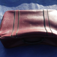 Rode lederen reiskoffer