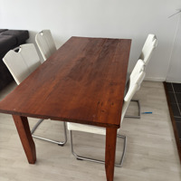 Robuuste houten eettafel met 4 stoelen