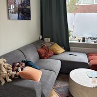 Mooie grijze bank, zit nog goed en stevig 