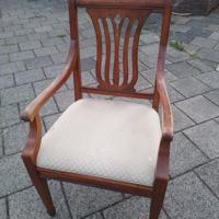 Antieke houten stoel in goede staat
