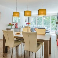 Eettafel met stoelen