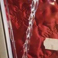 Diverse kerstspullen en kerstversieringen en kerstboom.