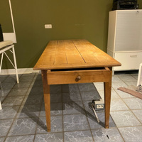 Houten tafel met la