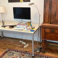 eenvoudig bureau of (eet)tafel