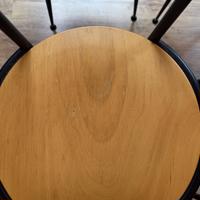 Vier retro stoelen, met lichte beschadigingen, gaan weg in verband met verhuizing