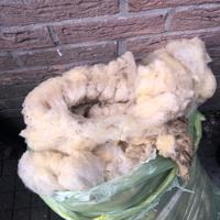 zakken met verse schapenwol  en wit 