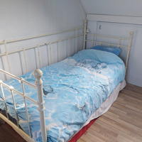 Eenpersoons bed, met extra lattenbodem en matras voor logee