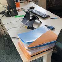 Verstelbaar wit bureau met bureaustoel