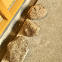 Drie mooie grote stenen voor eilandje