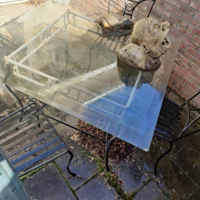 Gietijzeren glazen tafel met 4 stoelen 