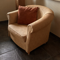 Mooie, recent nieuw gestoffeerde fauteuil.