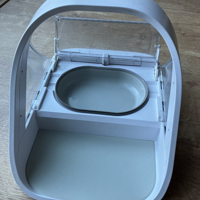 Elektrische voederbak die opent op chip in de nek van het huisdier