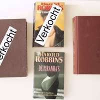 2 boeken van Harold Robbins, gaan over geld, seks en macht  