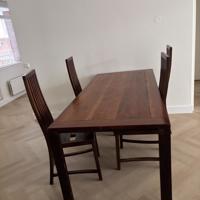 Mooie houten tafel met vier stoelen