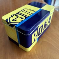 Blik Roka klein rechthoekig met relief blauw geel bakker 