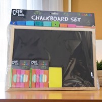 krijtbord /schoolbord met gekleurde krijtjes en sponsje