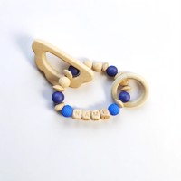 Gepersonaliseerde rammelaar hout met half wolkje blauw