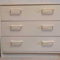 2 identieke witte ladenkastjes