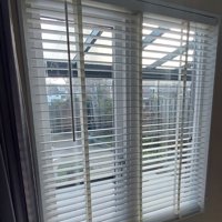 Wit houten modern romantische jaloezie