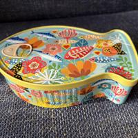 Koekblik vorm sardinesblik  met kleurrijke vissenprint 