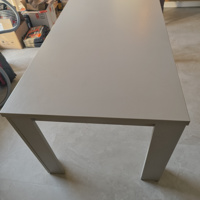 Grijze eettafel