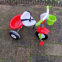 Kinder fietsen, driewielfietsje plus een fiets tractor