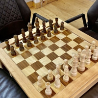 Als Nieuwe Schaak Bijzettafel met grote Schaak stukken 