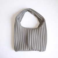 beige schoudertas met brede schouderband