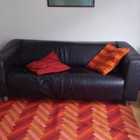 Zwart leren 2 zits bankje. In prima staat.  Afhalen in de week van 10 september.