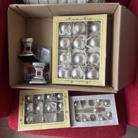 Kerstballen. En 2 kaarsen standaards. 