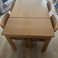 Houten vintage tafel met 4 stoelen en uitschuifstuk